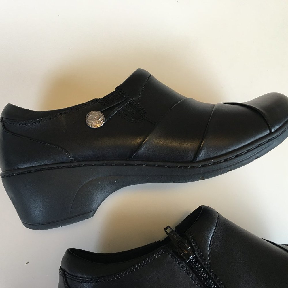 Collection by Clark's Soft Cushion Sz 9M  (R-4)